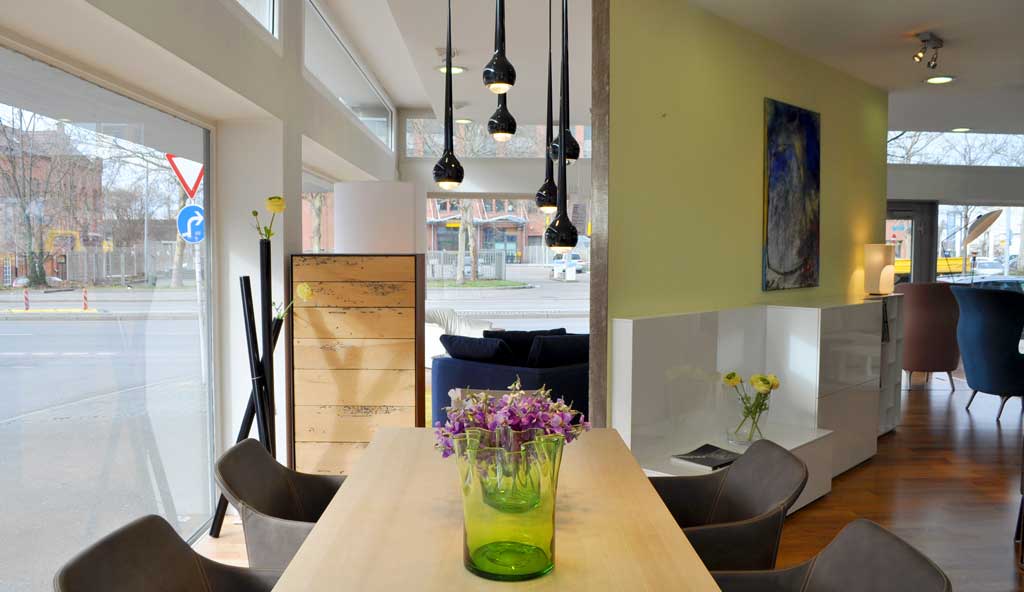 Designmöbel in einer Austellung. Von Sitzmöbel bis zur Beleuchtung