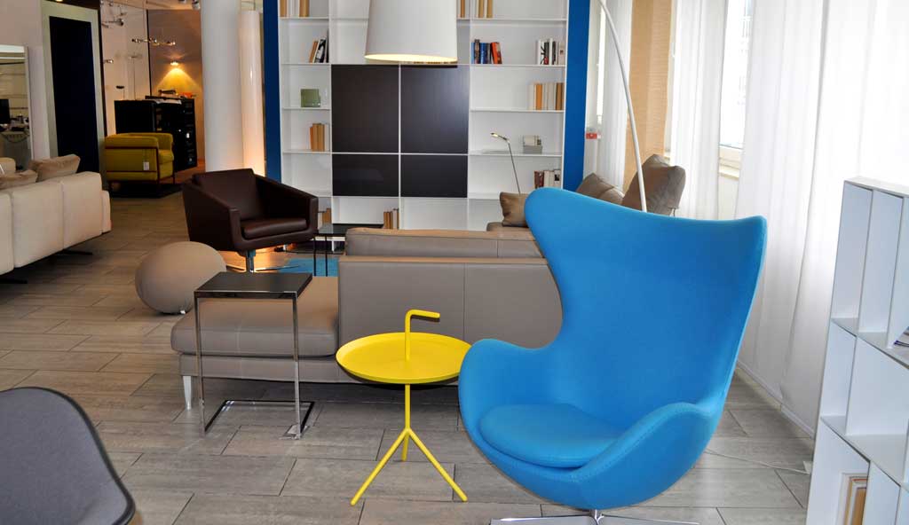 Designmöbel in einer Austellung. Von Sitzmöbel bis zur Beleuchtung