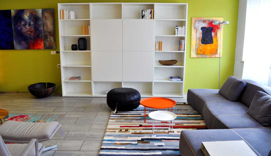 Designmöbel in einer Austellung. Von Sitzmöbel bis zur Beleuchtung